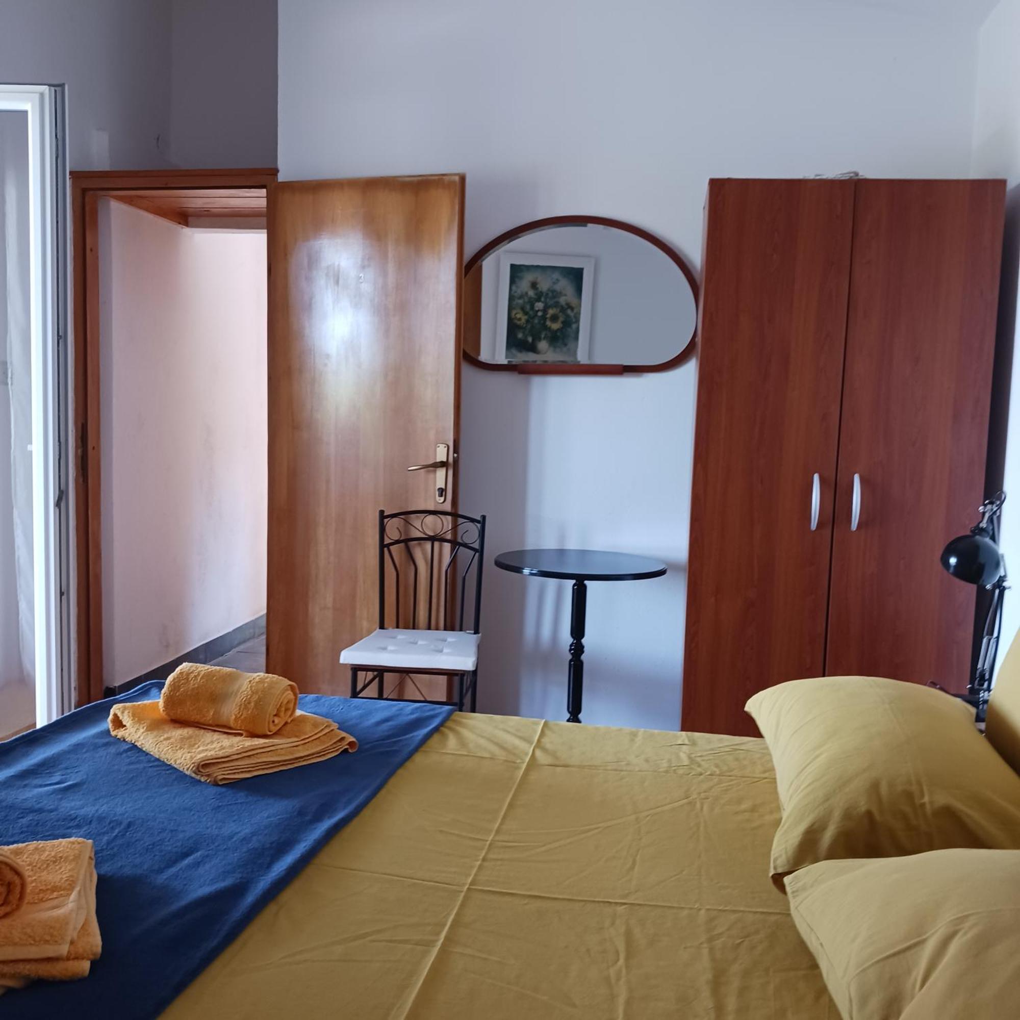 Apartments Elena & Damir Vis Exterior photo